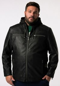 Giacca in pelle nera con accenti trapuntati sulle spalle e cappuccio, dotata di tasche con zip e una texture liscia.