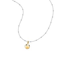 Pendente a forma di smiley dorato su una collana con perle argentate. Il pendente presenta occhi a forma di cuore, con una finitura lucida e perle argentate alternate.