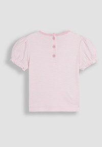 Haut rayé rose pâle avec des manches bouffantes, présentant un col rond et trois boutons roses dans le dos. Texture en coton doux.