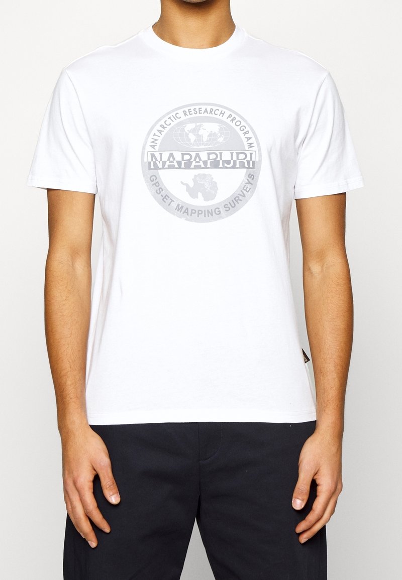 T-shirt en coton blanc à manches courtes avec un graphique circulaire gris du Programme de Recherche Antarctique et le logo "NAPAPIJRI".