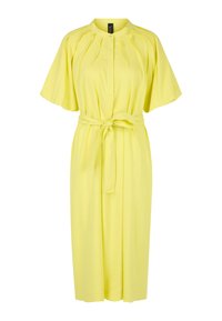 Gelbes Kleid aus leichtem Stoff, mit einem kurzen Mandarin-Kragen, Puffärmeln und einem bindbaren Taillengürtel für eine taillierte Silhouette.