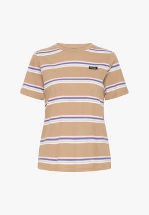 Béžové tričko s krátkym rukávom s vodorovnými pruhmi v modrej, bielej a ružovej farbe, s malým čiernym logom "Pulz Jeans" na hrudi.