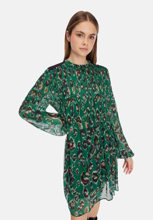 Grünes Chiffonkleid mit Leopardenmuster, langen Ärmeln, gerafftem Oberteil und schwarzen Schulterakzenten. Fließendes Design mit entspannter Passform.