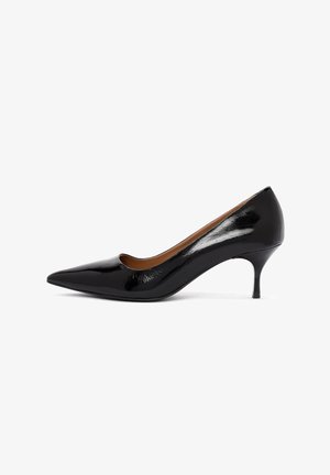 Zwarte lakleren pump met een spitse neus, lage hak en een licht gebogen uitsnede. Gladde textuur en glanzende afwerking.