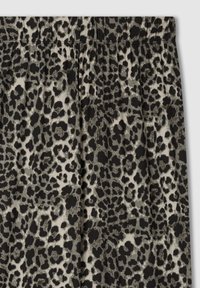 Gonna con cintura elastica stampata leopardata in diverse sfumature di nero e grigio, caratterizzata da una texture liscia e un design dal fit morbido.