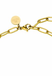 Gouden ketting met verlengde schakels en een sluiting met een ronde tag waarop "PURPLE" is gegraveerd. Glad metalen oppervlak.