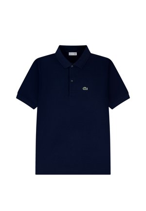Polo blu navy a maniche corte con colletto abbottonato e piccolo logo verde di coccodrillo sul petto sinistro.