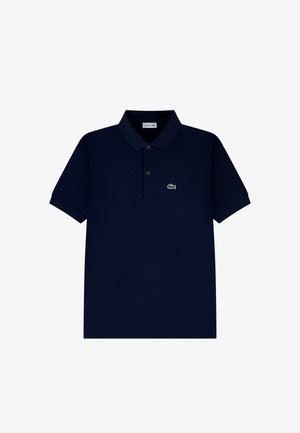 Tricou polo cu mânecă scurtă, de culoare albastru marin, cu guler cu nasturi și un mic logo verde cu crocodil pe partea stângă a pieptului.