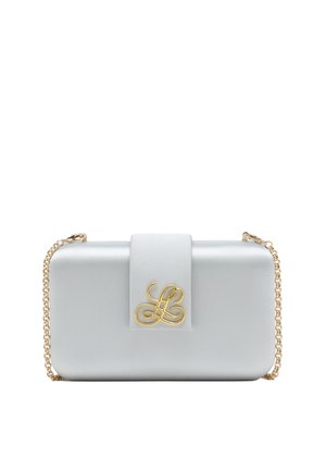 Pochette rectangulaire en cuir blanc avec chaîne dorée et monogramme entrelacé doré sur le rabat avant.