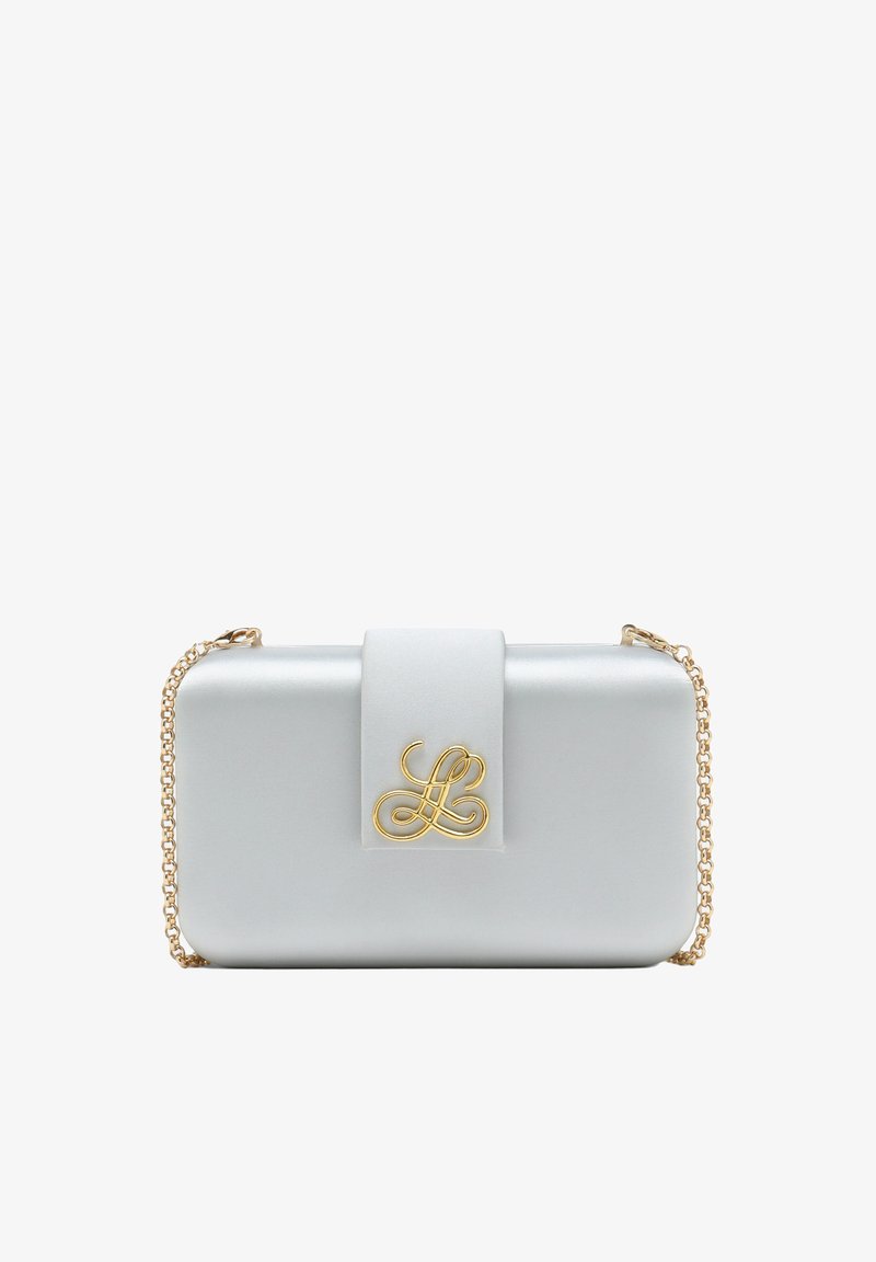 Hvid rektangulær læderclutch med en guld kæderem og gyldent sammenflettet monogram på frontklappen.