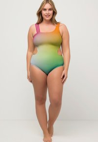 Eén-piece badpak in een verloop van oranje naar groen, met roze bandjes, uitsnijdingen aan de zijkanten en een gladde stoffen textuur.