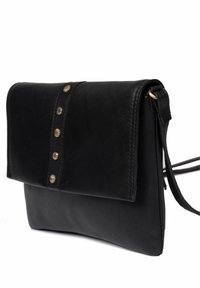 Zwarte leren schoudertas met flapsluiting, voorzien van vijf decoratieve metalen studs en een gestructureerd oppervlak. Inclusief verstelbare schouderband.