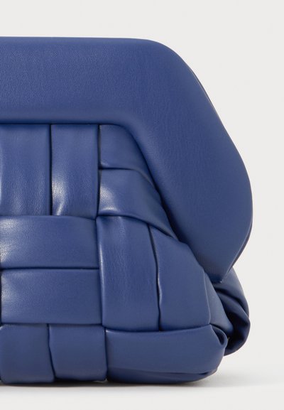 Blå läderklutch med vävt mönster, featuring en rundad topp och släta detaljer. Kompakt design med intrikata detaljer.