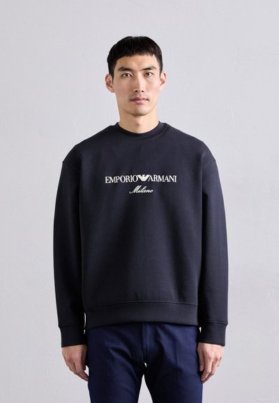 Sweatshirt bleumarin cu guler rotund, având text alb "Emporio Armani Milano" pe față și manșete și tiv cu model rib.