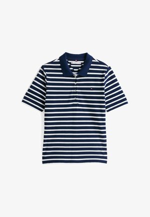 Marineblå og hvidstribet polo-shirt med krave, tre-knaps placket og et lille logo på brystet. Korte ærmer.