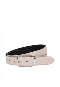 Cinturón de cuero beige claro con superficie texturizada, hebilla de metal plateado y revestimiento negro. Presenta múltiples agujeros para ajustar el tamaño.