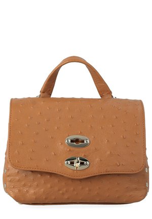 Borsa a mano in pelle color cuoio con texture di struzzo, manico superiore e chiusura a twist-lock in argento sulla patta frontale.