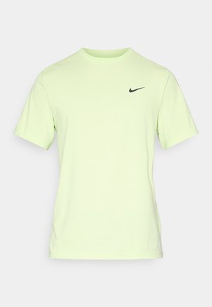 Gaiši zaļš Nike T-krekls ar apaļu kakla izgriezumu, īsām piedurknēm un melnu logotipu kreisajā krūtīs. Izgatavots no gluda, kokvilnai līdzīga materiāla.