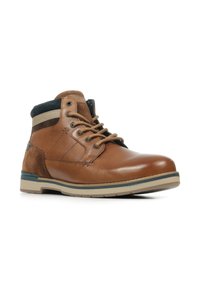 Botas de tobillo de cuero marrón con un acento de ante, puntera redonda, cordones en la parte delantera y suela de goma con una franja azul en el borde.