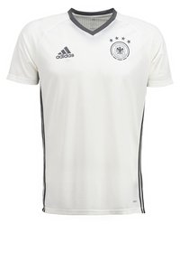 Camiseta deportiva blanca de Adidas con acentos grises, mangas cortas, cuello en V y escudo del equipo nacional de Alemania con cuatro estrellas y un diseño circular.