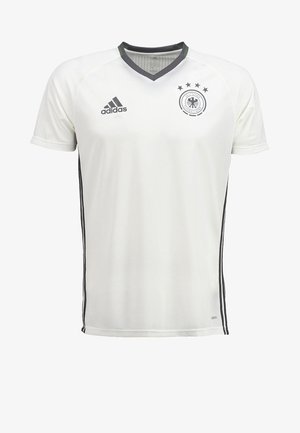Camiseta deportiva blanca de Adidas con acentos grises, mangas cortas, cuello en V y escudo del equipo nacional de Alemania con cuatro estrellas y un diseño circular.