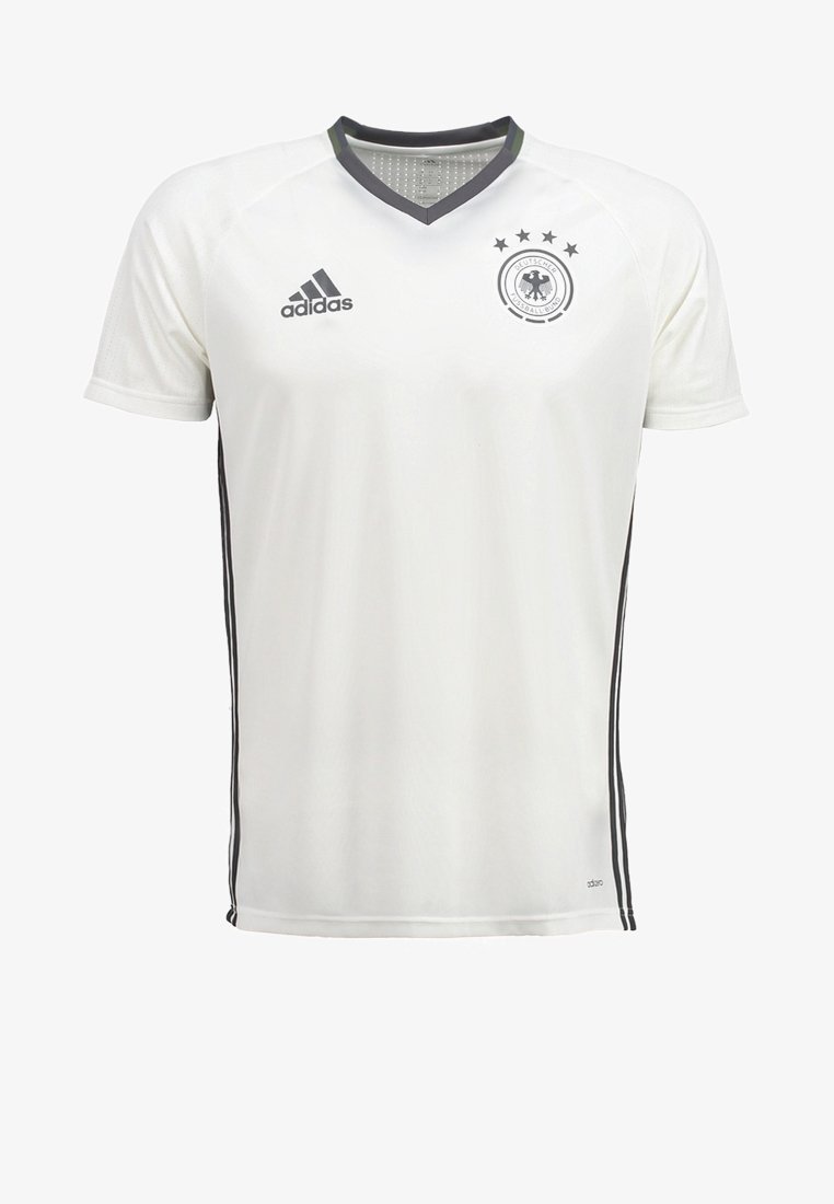 Camiseta deportiva blanca de Adidas con acentos grises, mangas cortas, cuello en V y escudo del equipo nacional de Alemania con cuatro estrellas y un diseño circular.