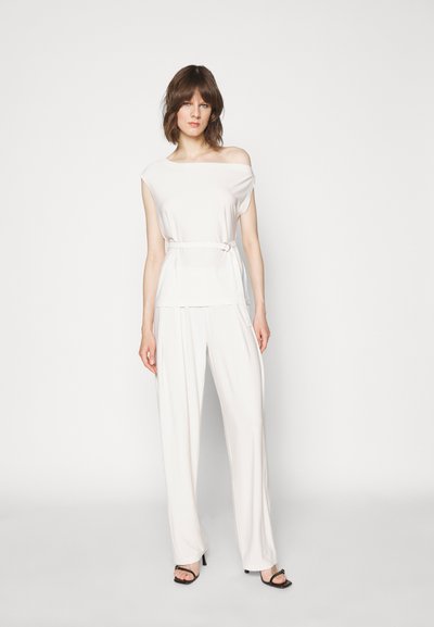 Norma Kamali TAPERED PLEATED TROUSER - Παντελόνι - white