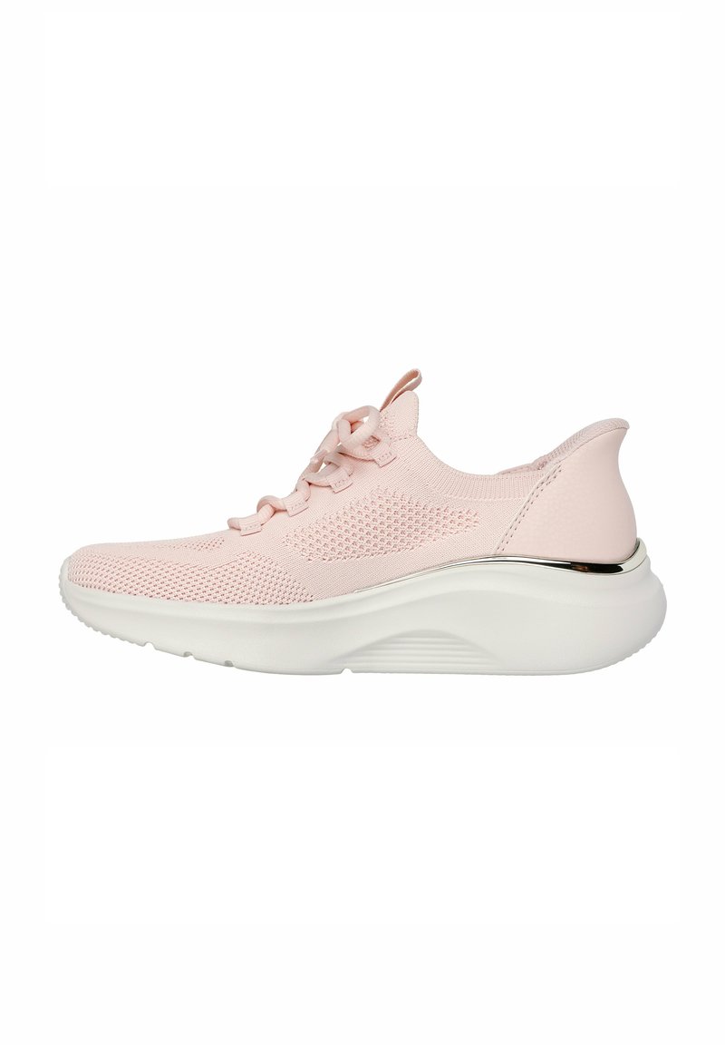 Zapatilla deportiva rosa con parte superior de malla transpirable, diseño con cordones, cuello acolchado y suela de plataforma blanca con acento metálico en el talón.