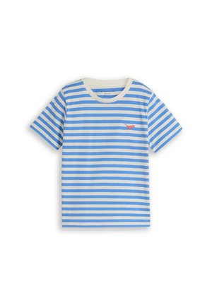T-shirt blanc à manches courtes avec des rayures horizontales bleu clair et un petit logo dinosaure rouge sur la poitrine.