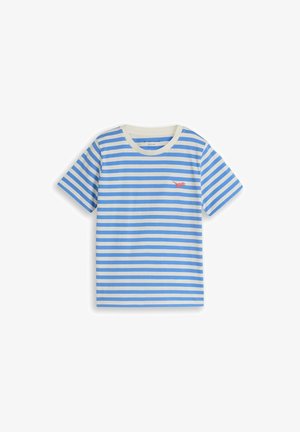 Biały t-shirt z krótkim rękawem, z jasno-niebieskimi poziomymi paskami i małym czerwonym logo dinozaura na piersi.
