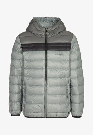 Doudoune gris clair avec capuche, bande horizontale noire sur la poitrine, fermeture éclair à l'avant, poches latérales zippées et poignets élastiques.