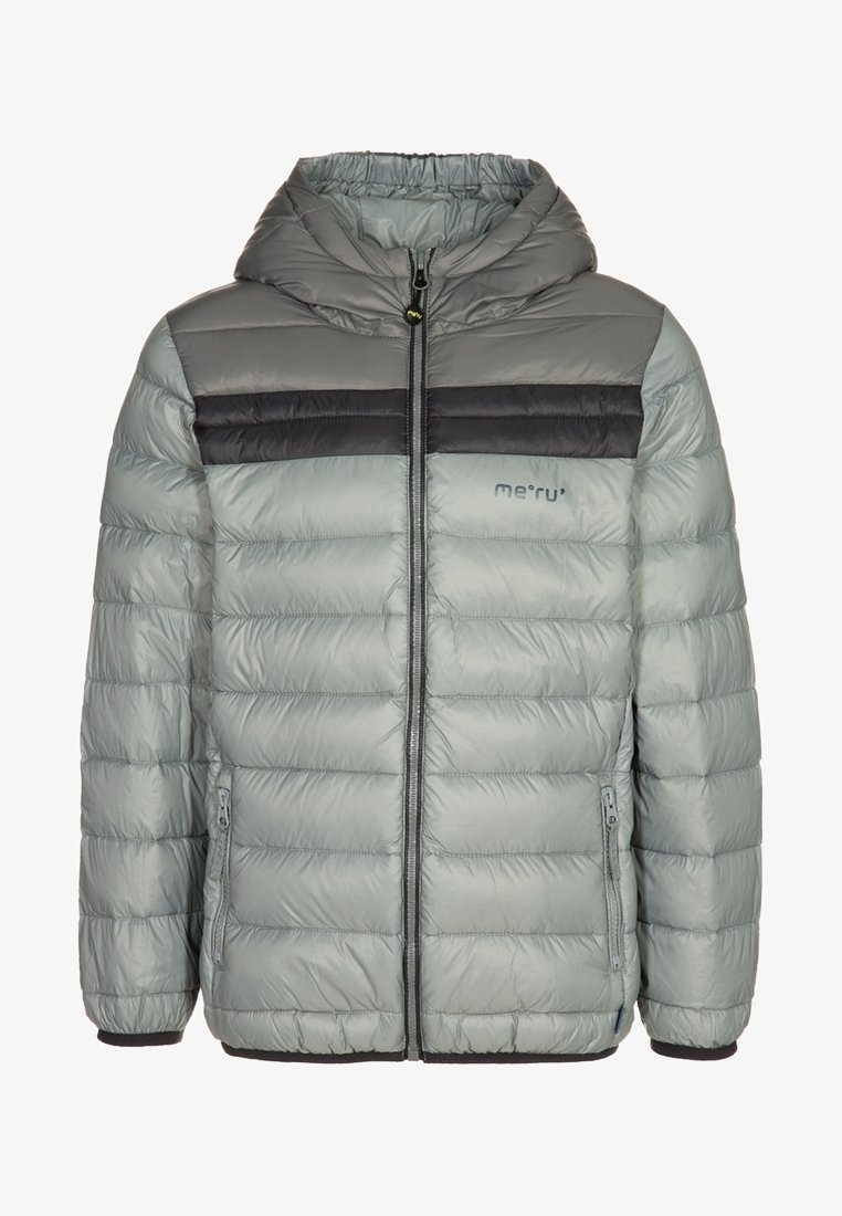 Doudoune gris clair avec capuche, bande horizontale noire sur la poitrine, fermeture éclair à l'avant, poches latérales zippées et poignets élastiques.