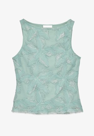 Svetlomodrý top bez rukávov s kvetinovou čipkovou výšivkou a flitrami, s okrúhlym výstrihom a priehľadnou textúrou látky.