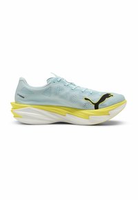 Chaussure de course bleu clair avec une semelle épaisse jaune et blanche, logo Puma noir sur l'orteil, et texte "Ultrawave" près du talon.