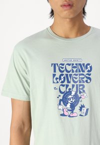 Kaotiko TECHNO LOVERS CLUB UNISEX - Camiseta estampada - green