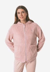 Softhåret pink hætte sweatshirt lavet af blødt stof, med en frontlynlås, to frontlommer og en hætte, samt et lille logo på venstre side.