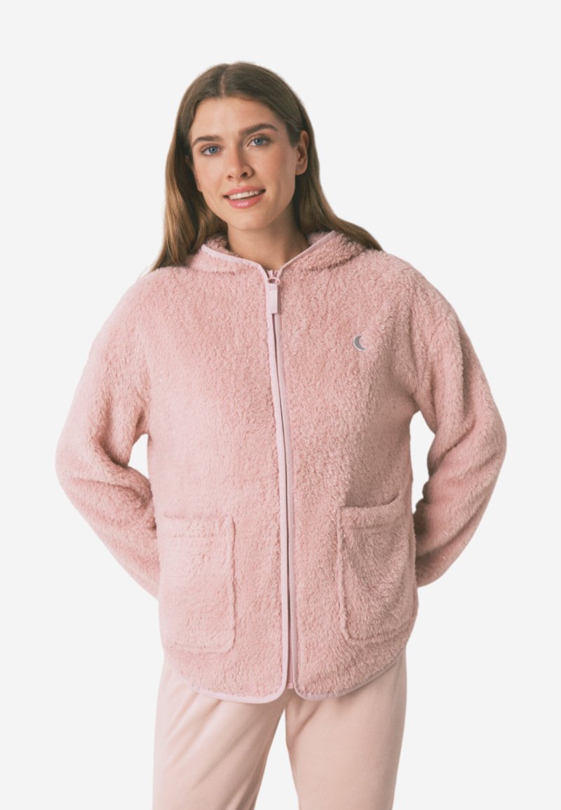 Softhåret pink hætte sweatshirt lavet af blødt stof, med en frontlynlås, to frontlommer og en hætte, samt et lille logo på venstre side.