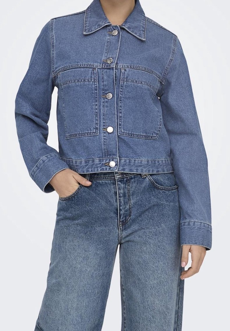 Jeansjacka i mellanmörk blå, har en knappframsida, två bröstfickor och en klassisk krage. Avslappnad passform med långa ärmar.