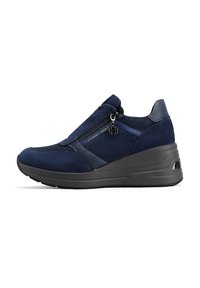 Scarpe da ginnastica blu navy realizzate con una combinazione di suede e materiali sintetici, dotate di chiusura con zip e tacco a zeppa per un'altezza extra.