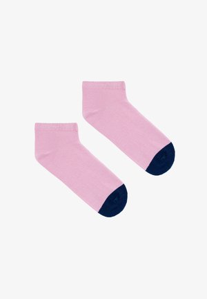 Jasnoróżowe skarpetki do kostek z jednolitym, granatowym palcem. Wykonane z dzianiny o gładkiej fakturze i z prążkowanym mankietem dla lepszego dopasowania.