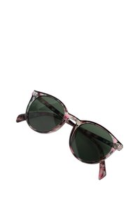 Cat-Eye-Sonnenbrille mit einem marmorierten pinken und klaren Rahmen, dunklen grünen Gläsern und dünnen Bügeln. Sie verfügt über eine kleine Metallakzentuierung am Rahmen.