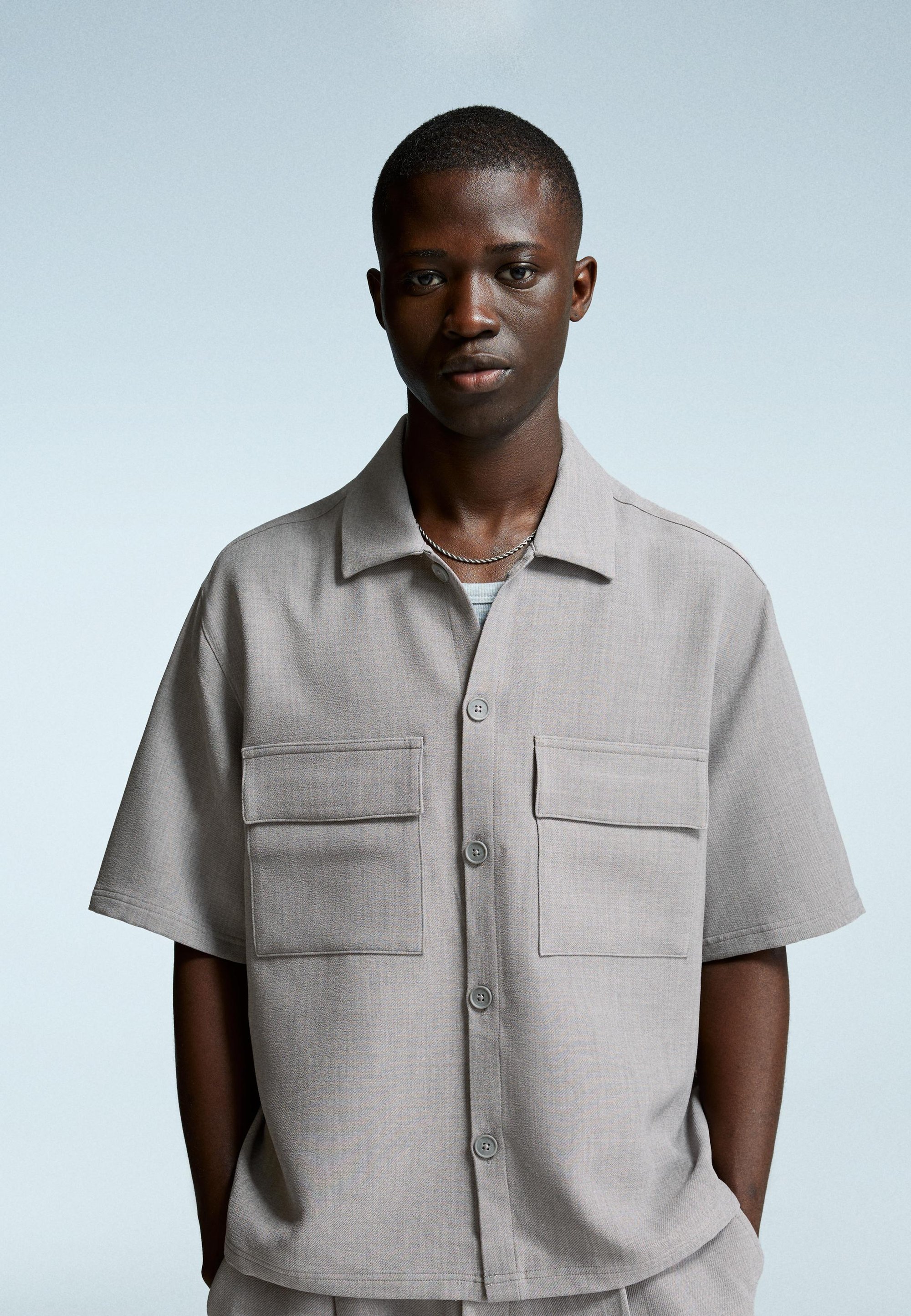 Bershka SHORT SLEEVE TAILORED Camicia dark grey/grigio scuro