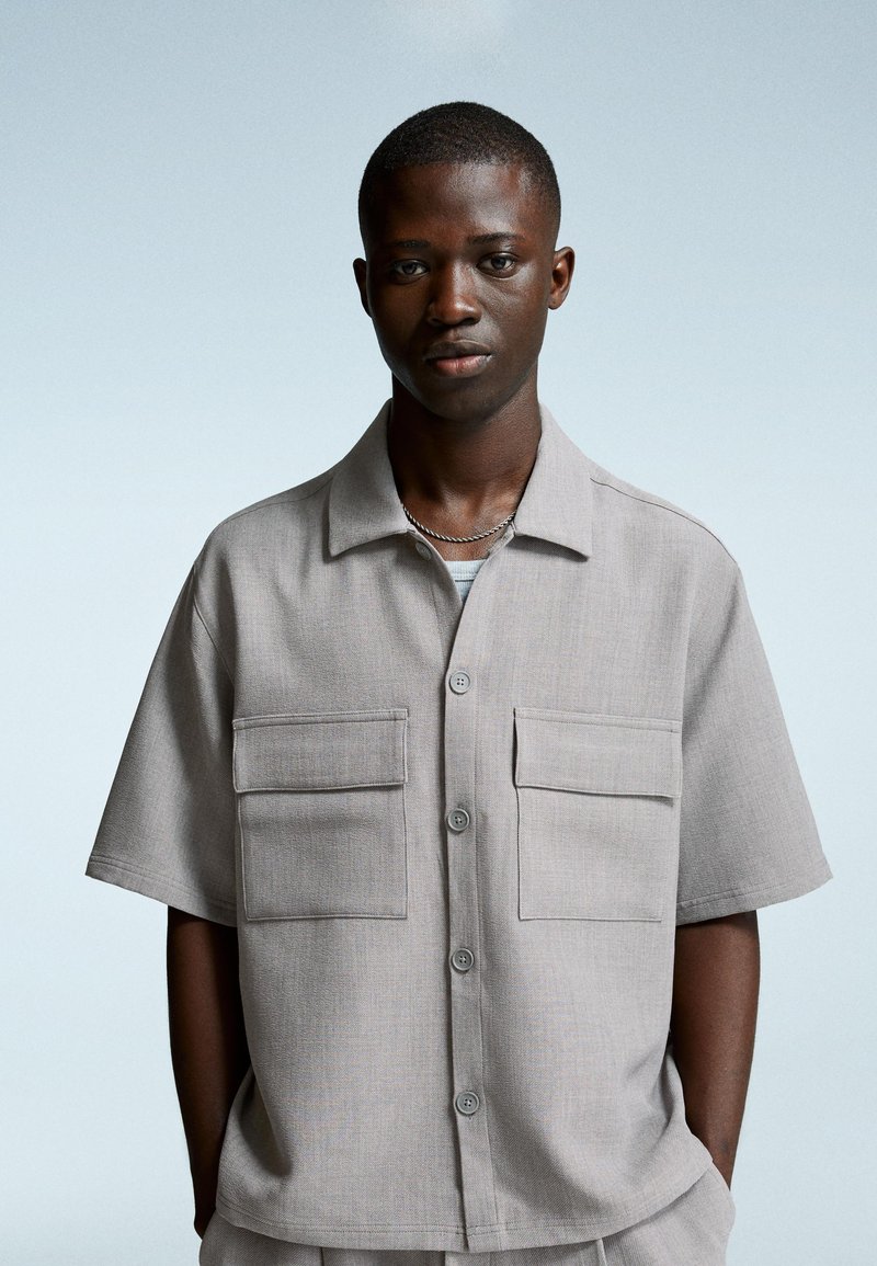 Bershka SHORT SLEEVE TAILORED - Cămașă - dark grey