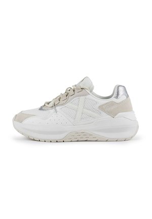 Sneaker bianca con pannelli in mesh e suede, dettagli metallici, punta arrotondata e suola imbottita con finiture testurizzate.