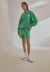 Self. Mikina - green