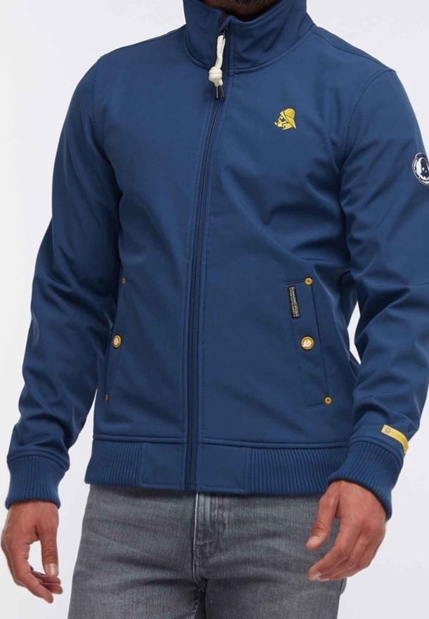 Giacca zip-up navy con colletto alto, dettagli dorati, tasche laterali, polsini a coste e un logo sul petto. Realizzata in materiale tessile liscio.