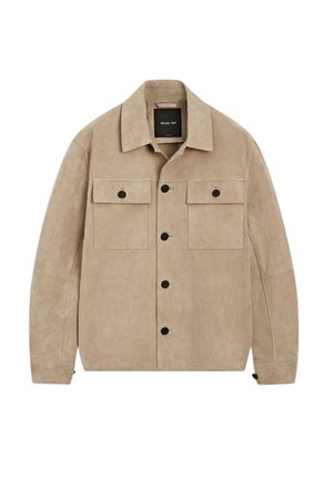 Beżowa zamszowa koszula-narzutka z rozłożystym kołnierzem, zapięciem na guziki, dwoma kieszeniami na piersi z klapkami na guziki oraz długimi rękawami.