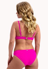 Bikini rosa con design a due pezzi, spalline regolabili e una chiusura dorata a contrasto. Texture liscia e colore uniforme in tutto il capo.