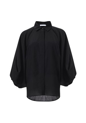 Zwarte linnen blouse met een kraaghalslijn, drop shoulders en twee voorzakken. De stof heeft een lichte, textuurachtige uitstraling.