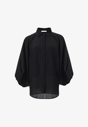 Zwarte linnen blouse met een kraaghalslijn, drop shoulders en twee voorzakken. De stof heeft een lichte, textuurachtige uitstraling.